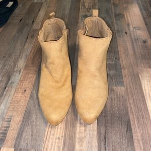 Women’s Swayed Pointed Toe Boots